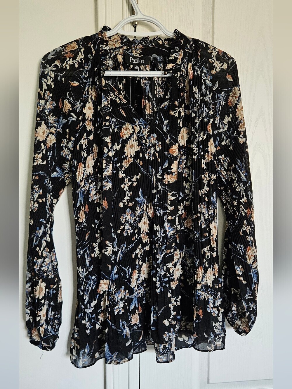 Papillon Blanc Black Floral Long-Sleeve Blouse